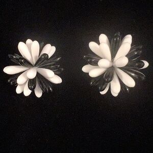 Retro black & white clip-on earrings